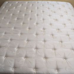 International b,edding K,ing mat,tress 13 inch and box spr,ing.