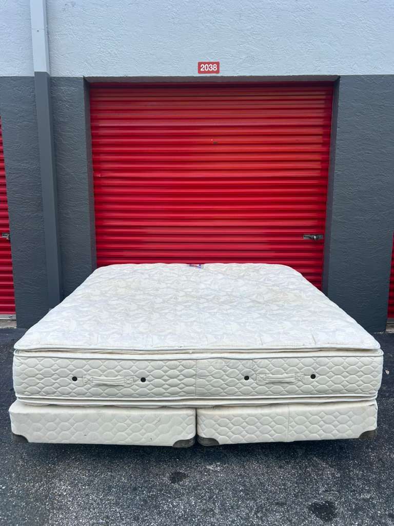 KING SIZE BED / MATTRESS AND BOXSPRING / IRON FRAME / DELIVERY NEGOTIABLE
