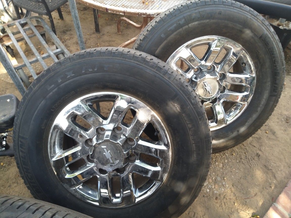 8 Lugs Chevy Truck Rims&Tires With Center Caps In Good Condition 600 O