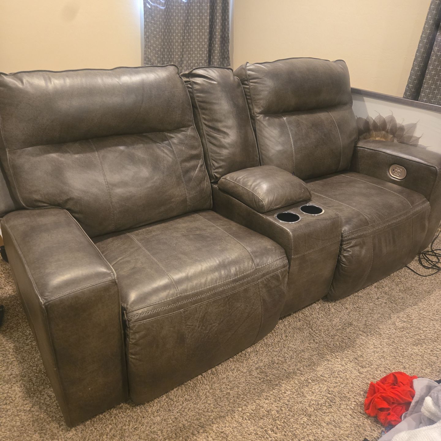 🚨 MUST SELL TODAY – Electric Reclining Couch w/ Cupholders 🚨