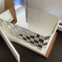 MIRRORED COFFEE TABLE PICK UP TODAY