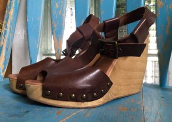 Perfect Dark brown Leather Bertie Brand wooden wedge Sandals, women's size 8