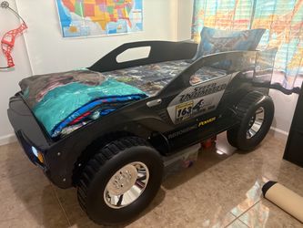 Kids car/jeep bed from RC Willey /OBO