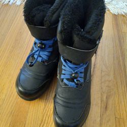 Big boy's snow boots Snowboots size 4 wonder nation 