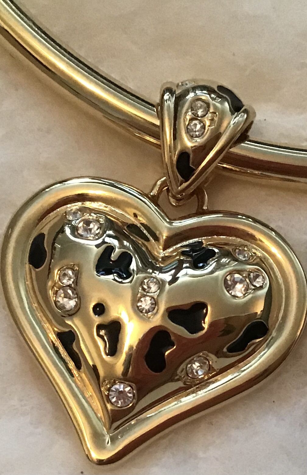 Gorgeous necklace. Double sided heart. This would make a lovely gift. Brand new. Never worn