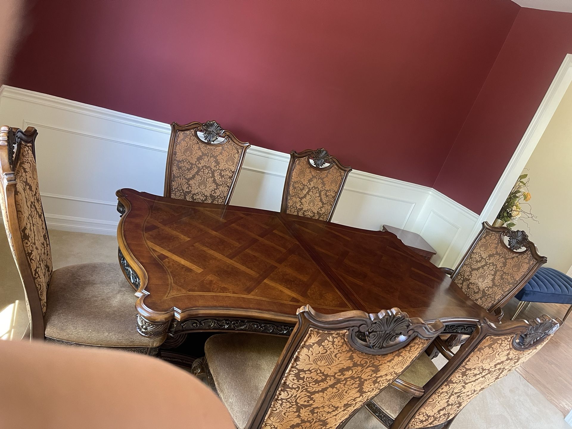 Dining Table With 6 Chairs And 2 Extra Pieces Of Leaves