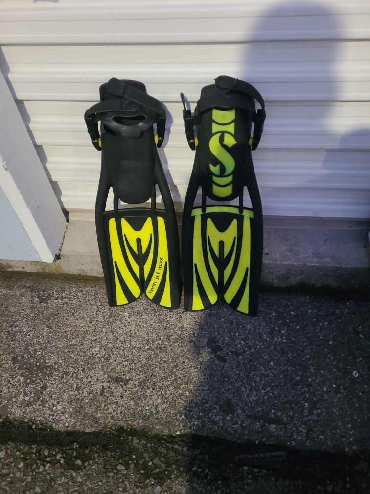Twin JET max Split Fin Good Condition