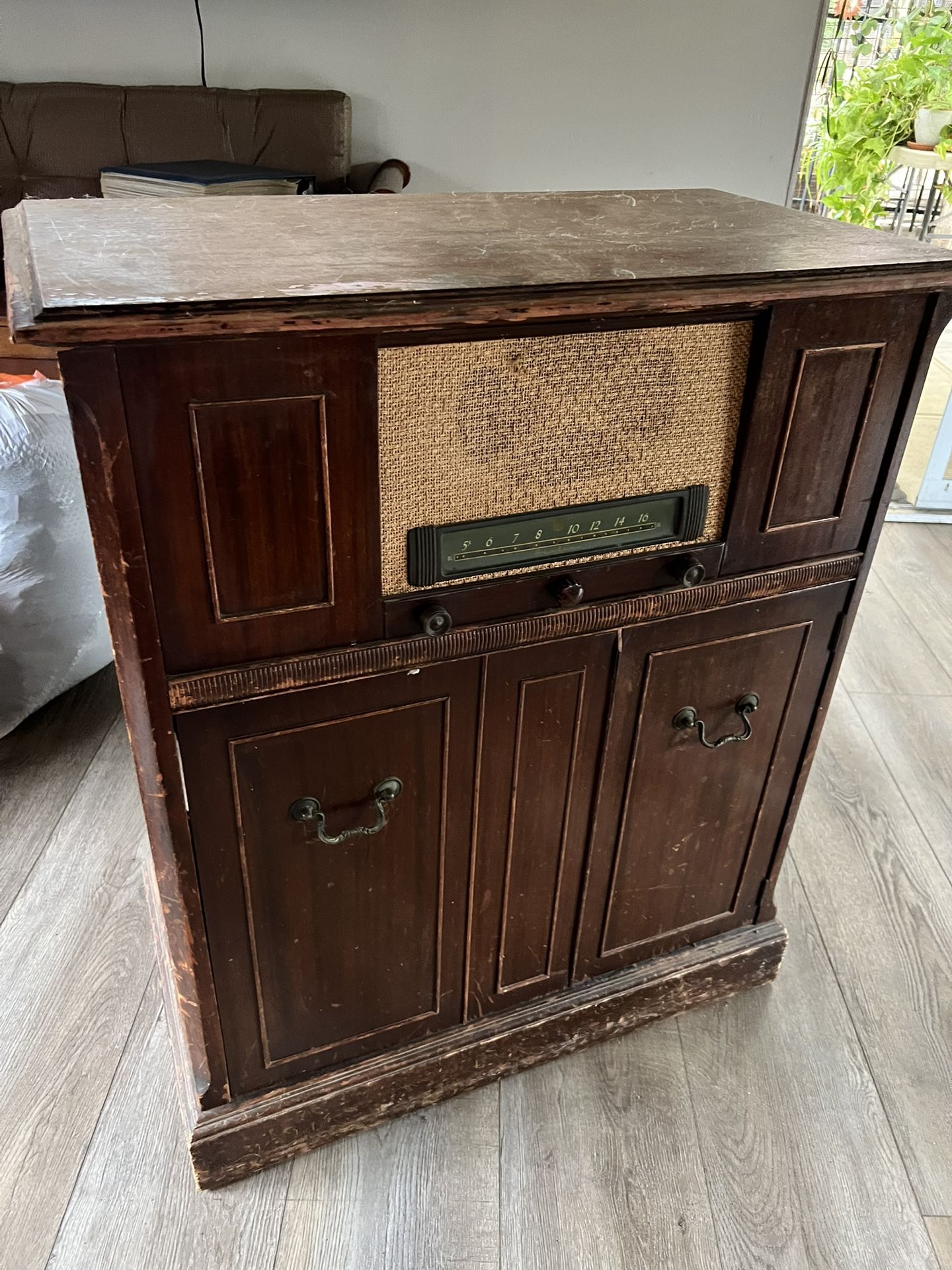 Vintage Airline Phonograph Radio