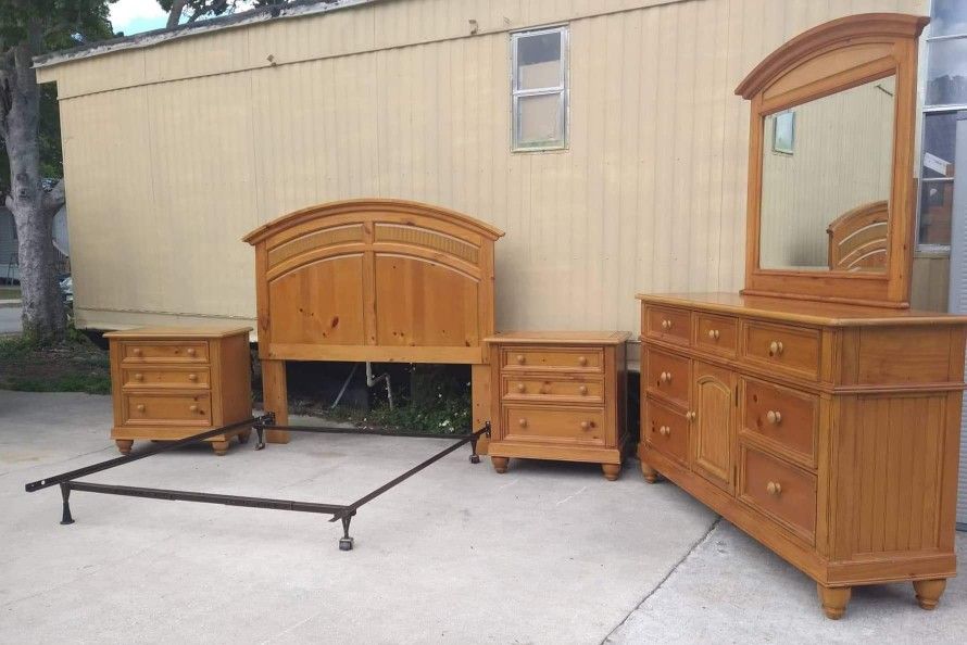 Broyhill Queen Size Bedroom Set VERY GOOD CONDITION Solid Wood Furniture - DELIVERY AVAILABLE!