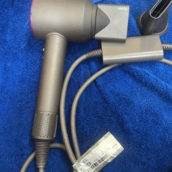 Dyson Blow dryer 2 Attachments 