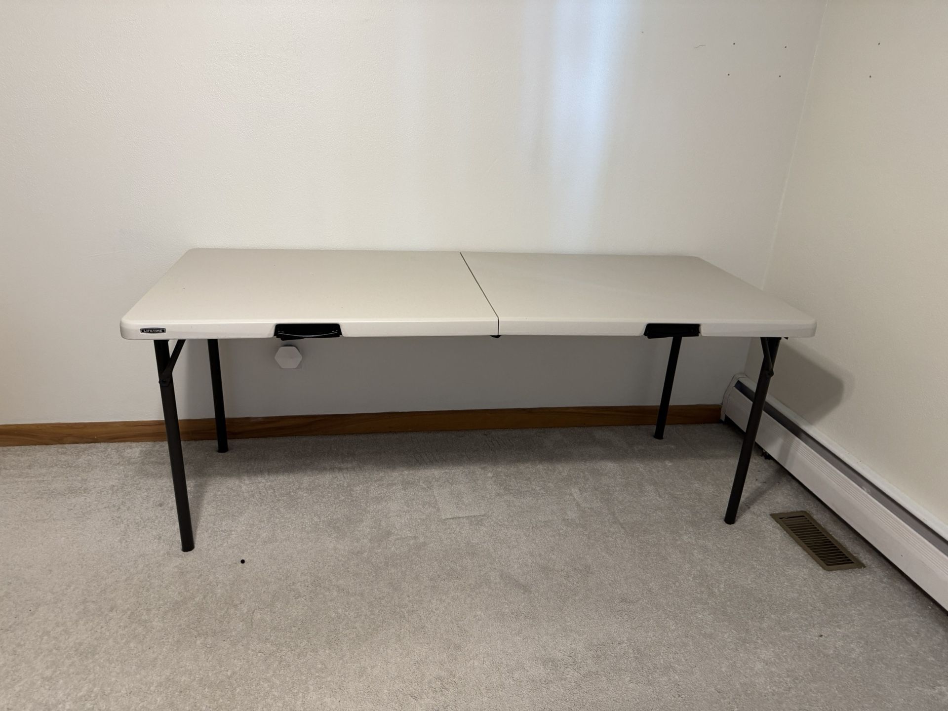 Folding table