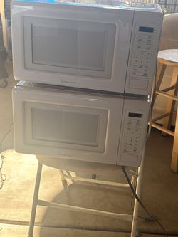 white Magic Chef countertop microwave,