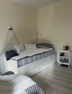 Bed, mattress and 2 nightstands