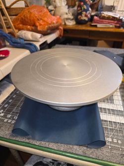 CAKE ROTATING DESIGN STAND. Aluminum. 13.5" wide on top. 1000810
