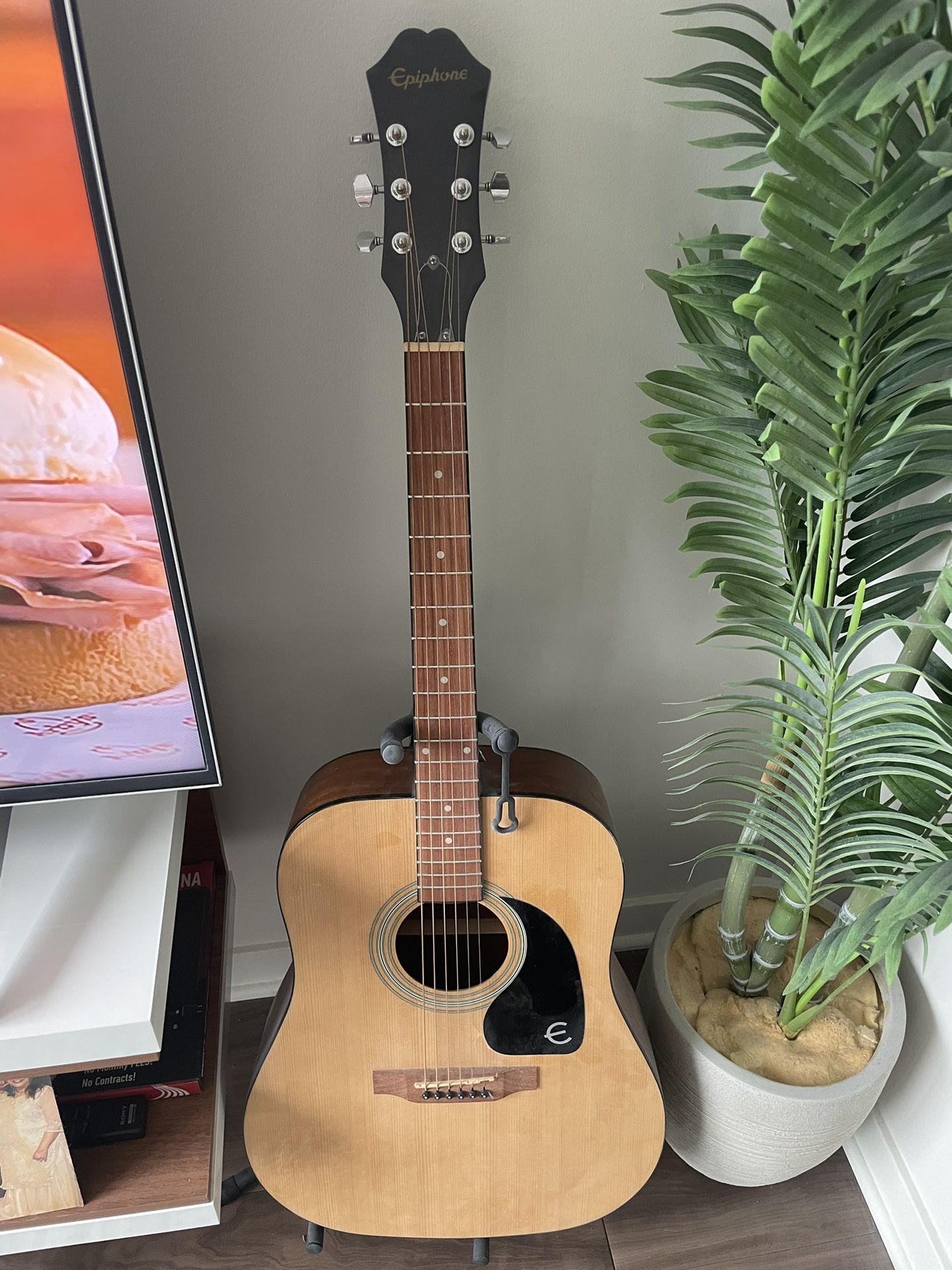 Acoustic guitar- Like New!