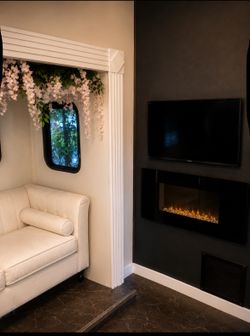 Fifth wheel trailer