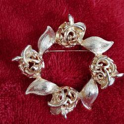 Vintage Sarah Coventry Gold Tone Filigree Tulip Flower Wreath Brooch Pin