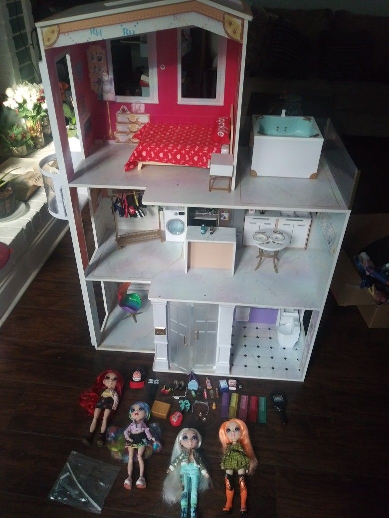 Rainbow High Doll House With Dolls