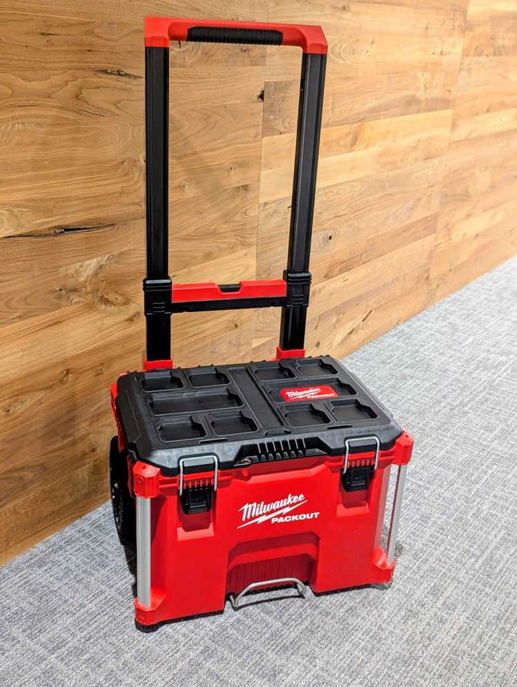 Milwaukee PACKOUT 22 in. Rolling Tool Box (Lightly Used)