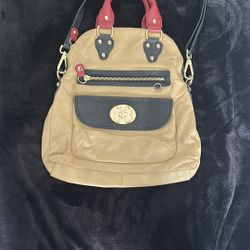 Emma Fox Chic Tan and Red Handbag comes with a crossbody strap.