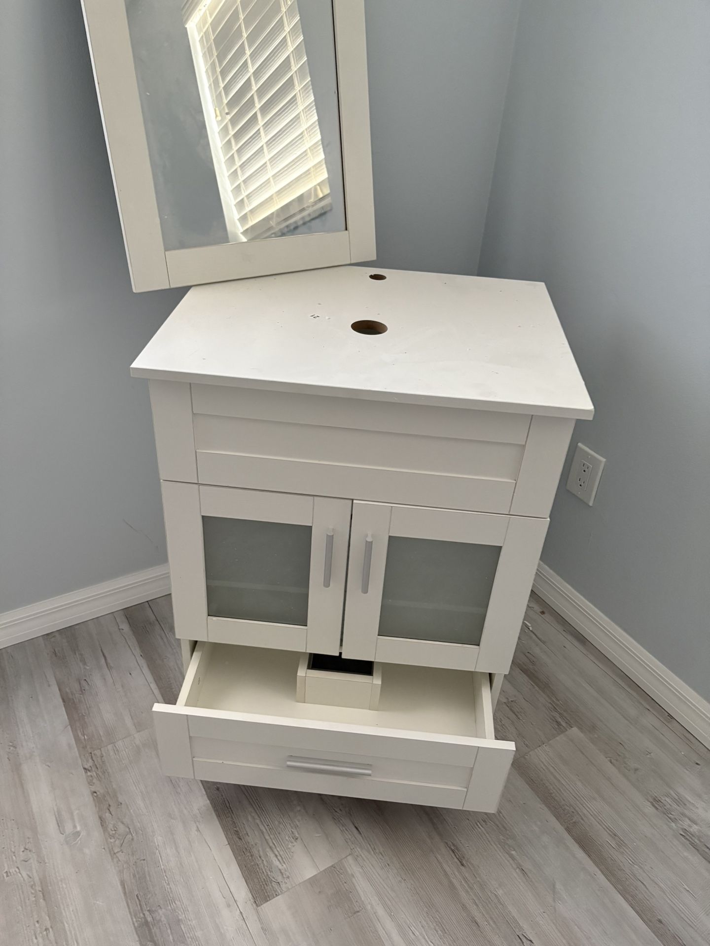 24 “” Bathroom Vanity with Mirror