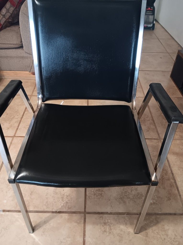 Nearly New Black Vinyl & Chrome Double Arm Office Desk Lobby Chair