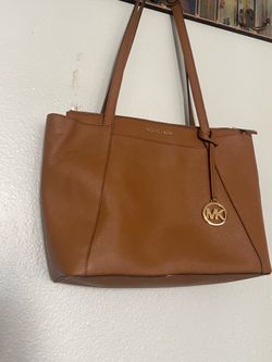 Estoy Vendiendo está bonita bolsa Michael Kors está sucia por dentro