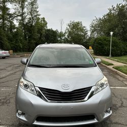 2017 Toyota Sienna XLE 