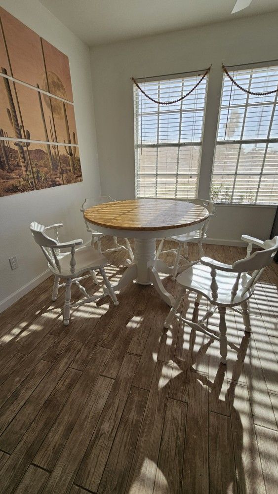 4 Chairs, Round Table