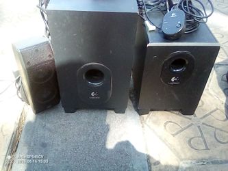 2x subwoofer speakers large and medium size.        1x eu speaker