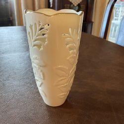 Vintage LENOX Westbury Collection Vase ..USA