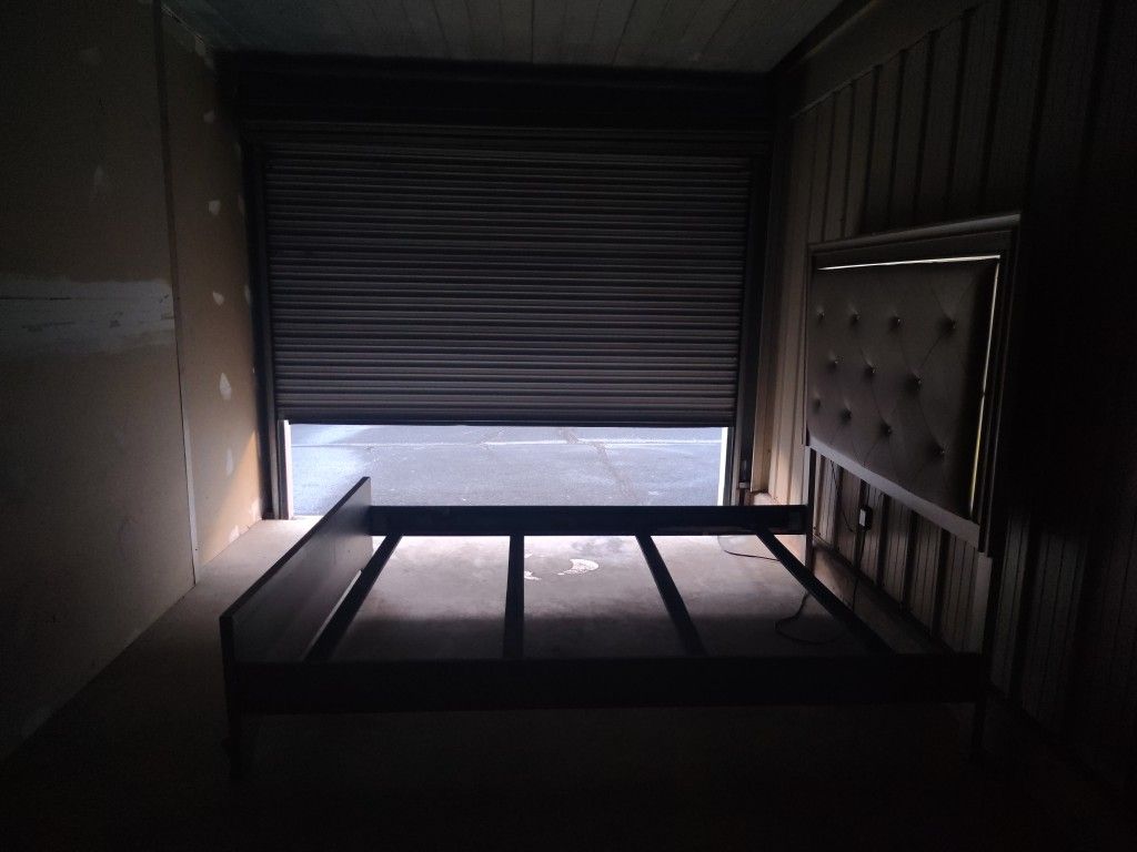 Queen Velvet LED Bedset (Delivery Option)