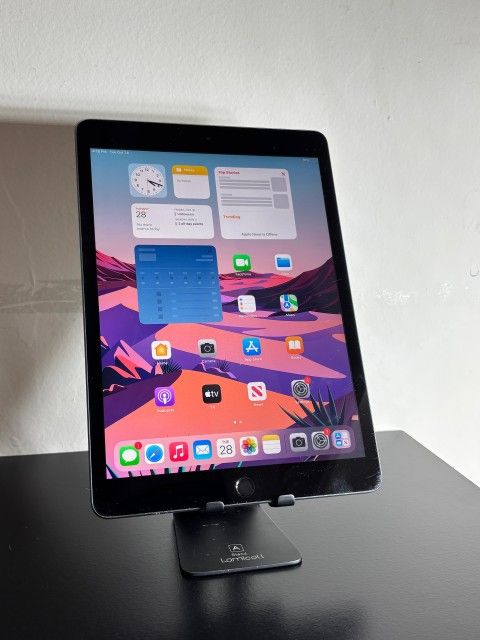 Apple iPad 7 32GB 10.2” Display Fully Functional