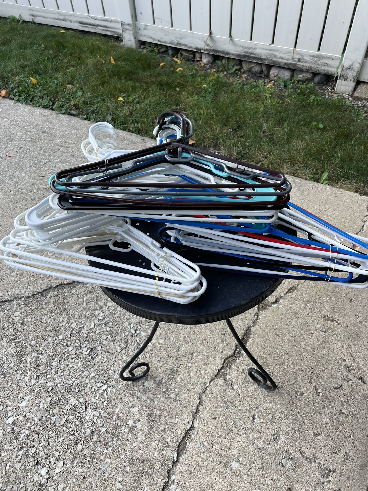 60 plastic hangers