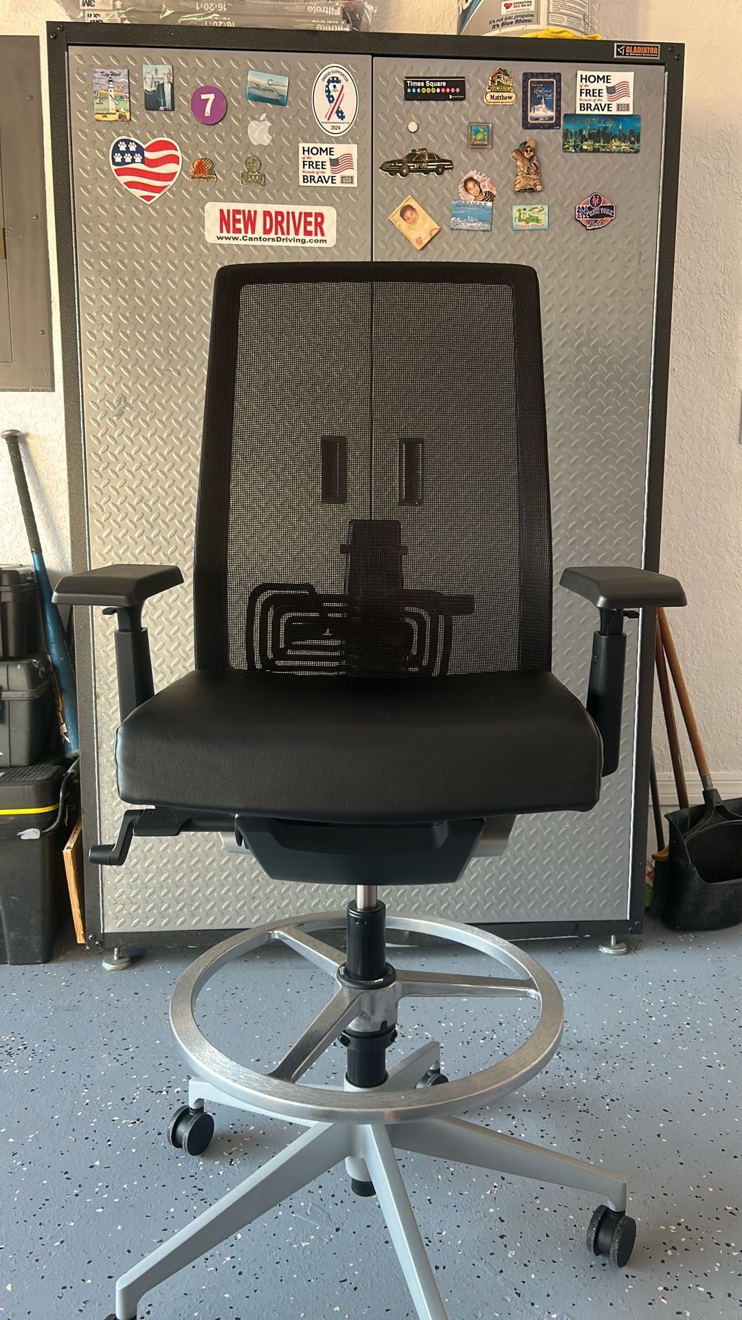 SWIVEL CHAIR