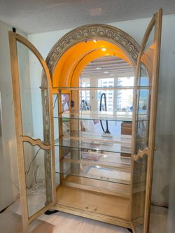 Elegant Curio Cabinet/Vitrina