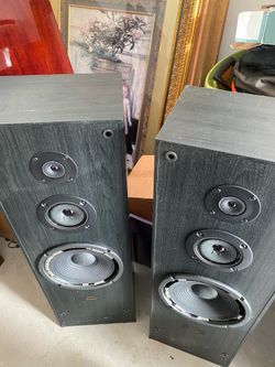 2 vintage Sony speakers