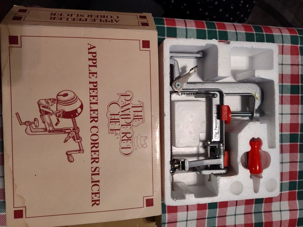 Pampered Chef Apple Peeler Corer Slicer With Stand