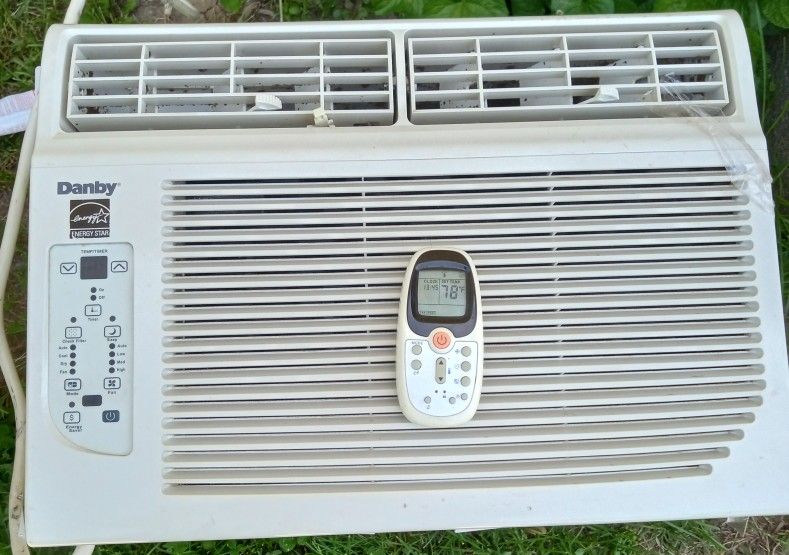 Window Air Conditioner With Remote Control Good Condition $100.00