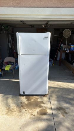 Frigidaire White Top-Freezer Refrigerator