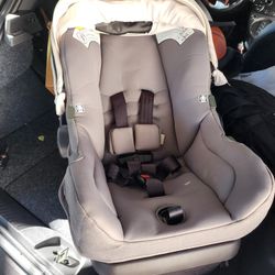 Nuna PIPA Baby Infant Car Seat With Base