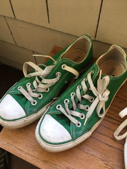 Green converse size 7 woman’s