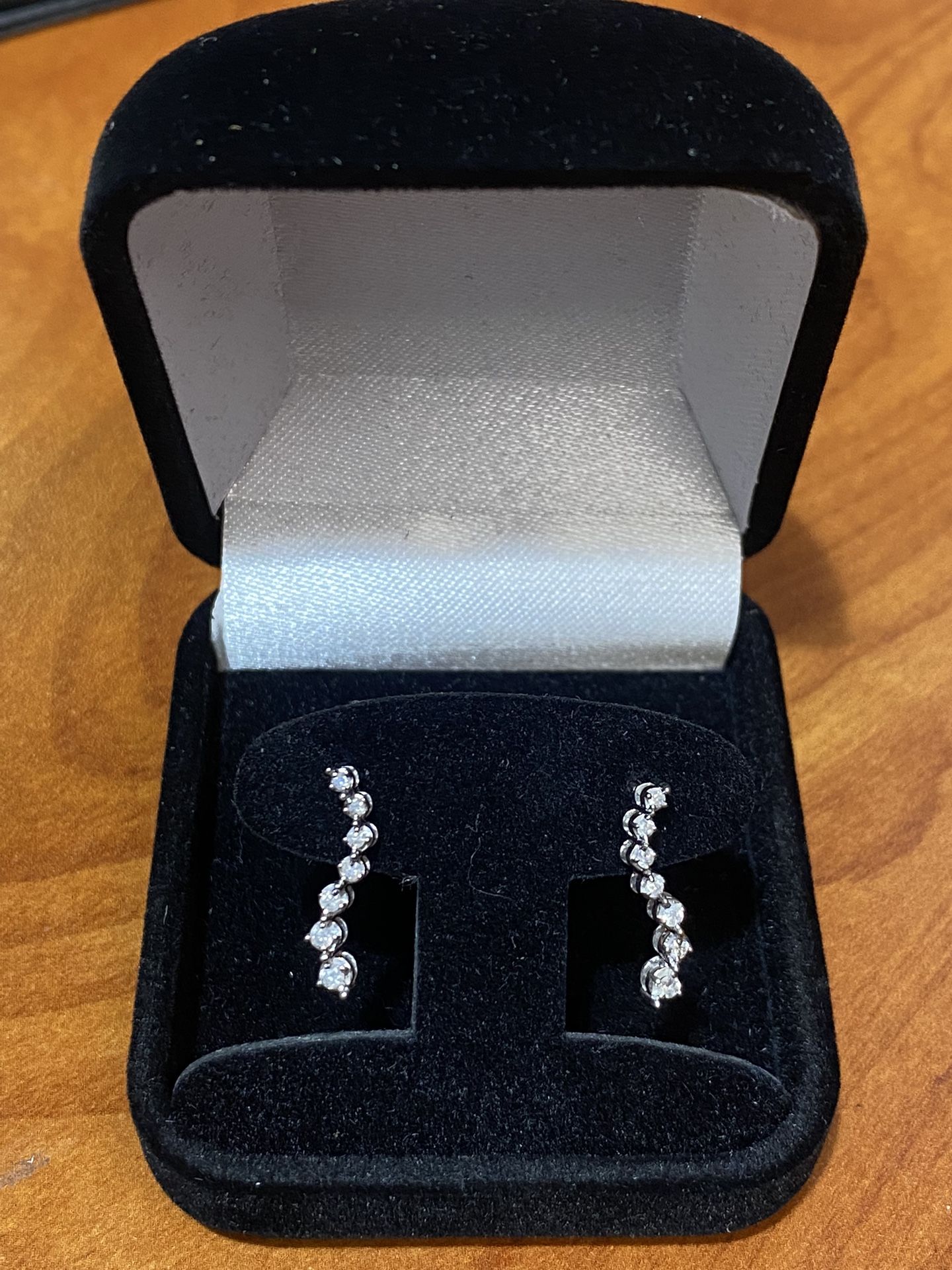 Beautiful 10k White Gold Ladies Diamond Earrings Approx 1/5 Tcw