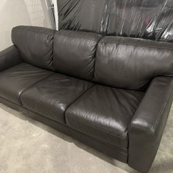 Leather Pull Out Couch 