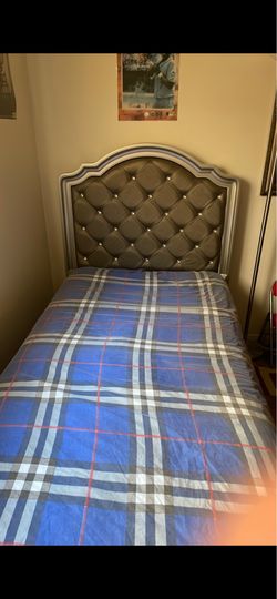 Twin bed like you with mattress