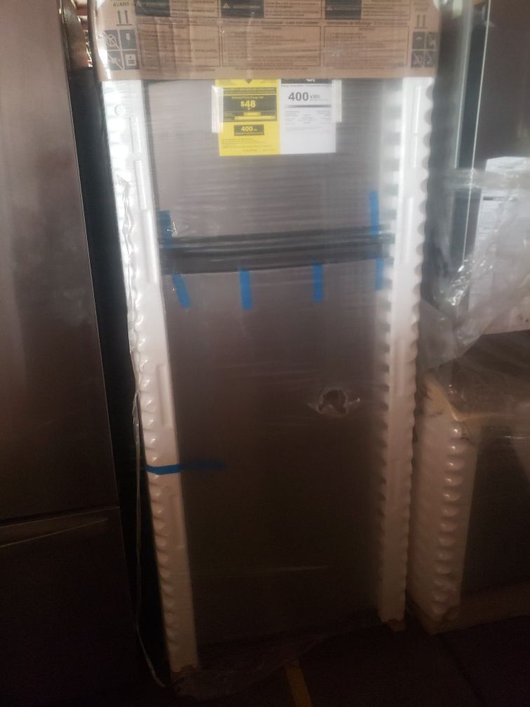 New Whirlpool Refrigerator 16 Cubic Feet