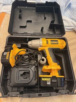 Dewalt DW059 Heavy Duty 18V 1/2" Cordless Impact Wrench Set ( EXCELLENT CONDITION) Used only 1 time Comes with 2 Batteries, Charger and Case