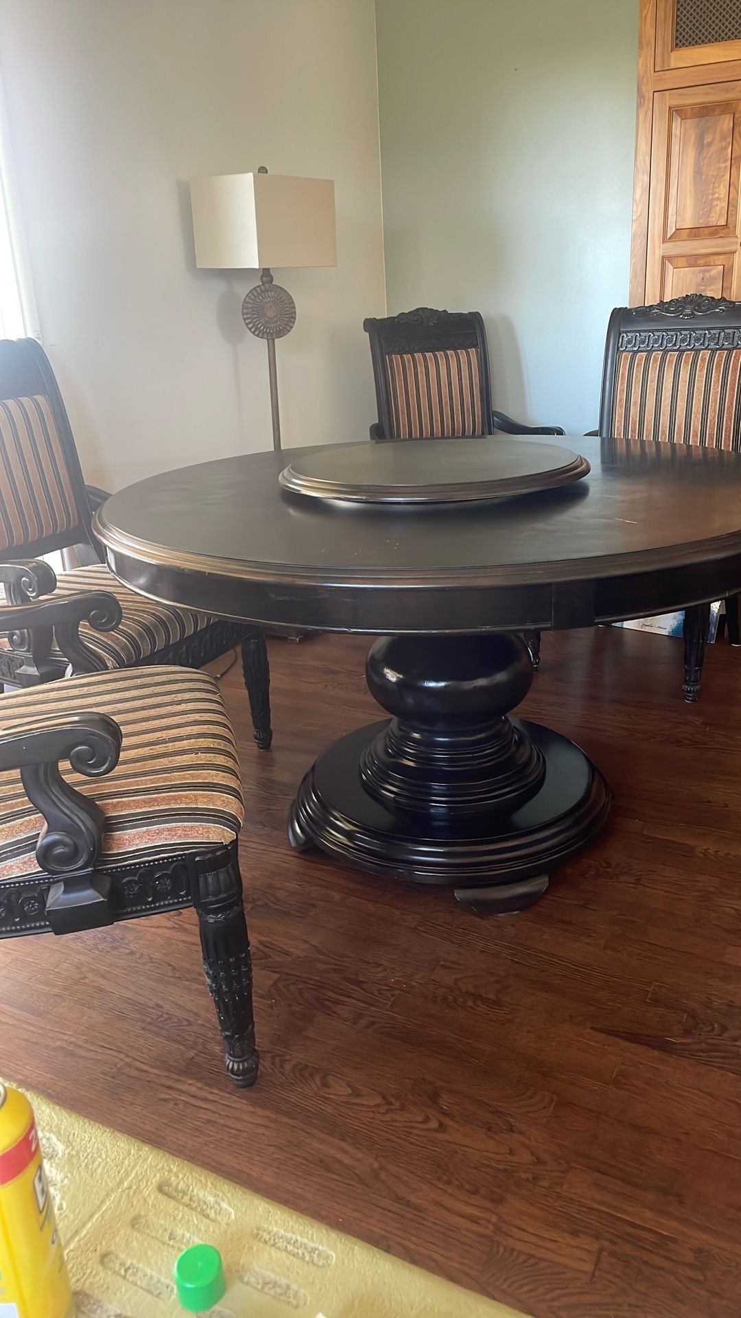 Free Round Dining Table / 4 chairs