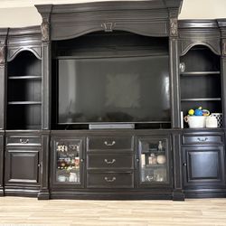 HOOKER Furniture Large Entertainment/Wall U Az nit