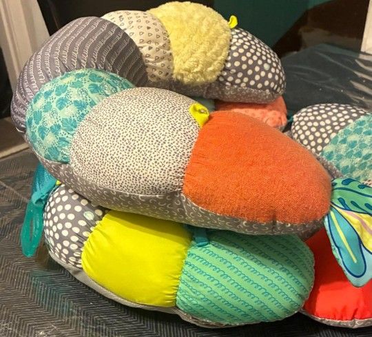 Infantino 2-in-1 Tummy Time & Seated Support, Baby Floor Seat for Tummy Time & Early Sitting, Soft, Supportive, Engaging Toys, Toucan